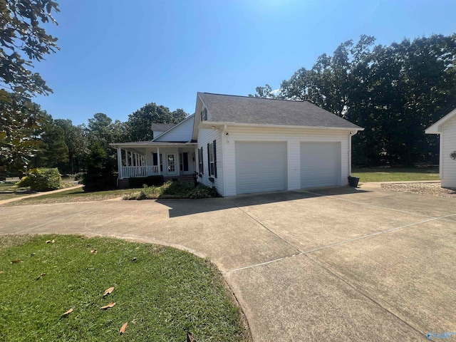 view of front of property featuring a porch and a front lawn