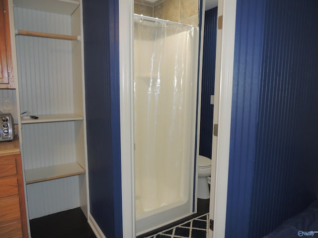 full bath featuring a shower with shower curtain and toilet