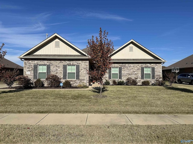 view of front facade featuring a front lawn