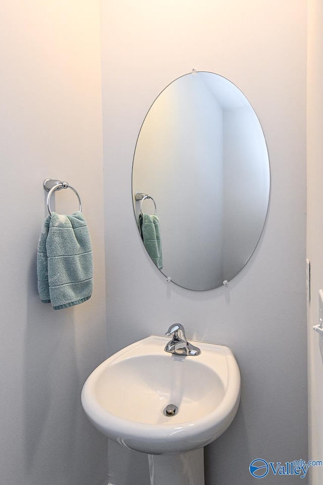 bathroom featuring sink