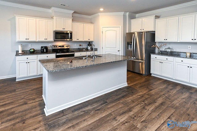 kitchen with sink, stainless steel appliances, dark hardwood / wood-style flooring, an island with sink, and white cabinets