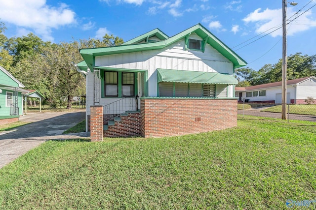 view of front of property with a front lawn