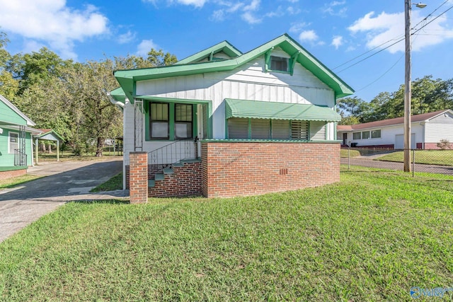 1011 Hermosa Ave, Gadsden, AL 35901 - bungalow-style home featuring driveway, fence, a front yard, and brick siding