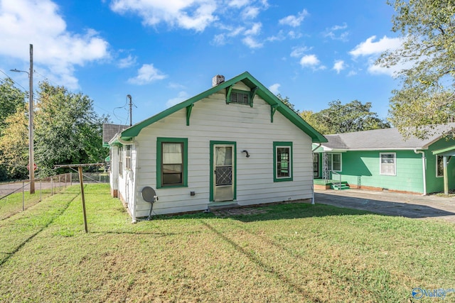 1011 Hermosa Ave, Gadsden, AL 35901 - bungalow-style home with fence, a chimney, and a front lawn