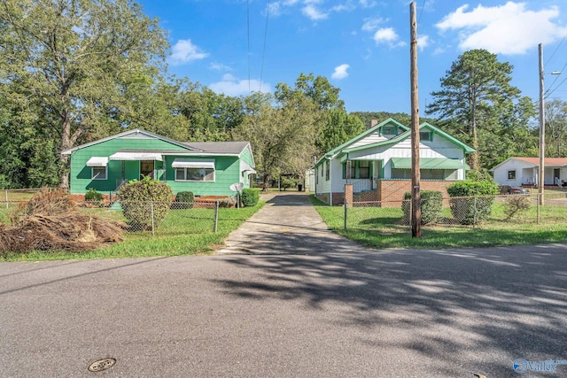 view of front of home featuring a front lawn