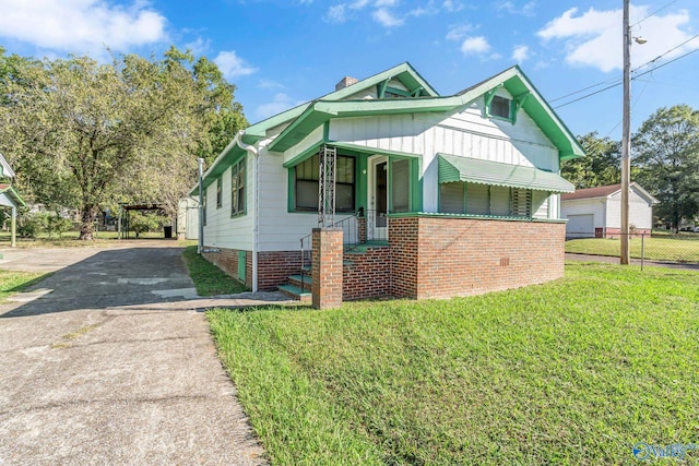 1011 Hermosa Ave, Gadsden, AL 35901 - bungalow featuring fence, aphalt driveway, and a front lawn