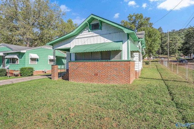 view of front of home featuring a front lawn