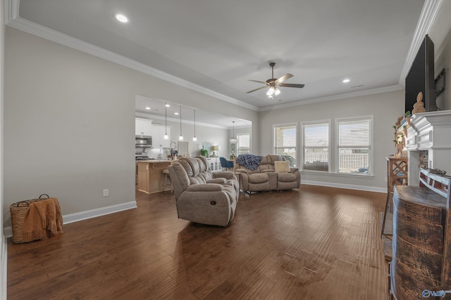 living room featuring crown molding, ceiling fan, dark wood-style floors, baseboards, and recessed lighting