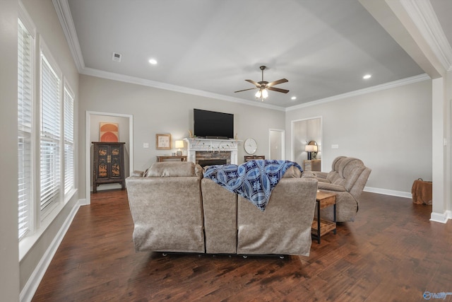 living room with recessed lighting, ceiling fan, dark wood-type flooring, baseboards, and ornamental molding