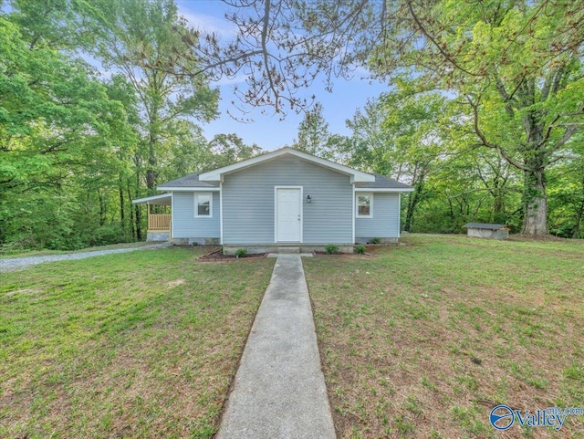 view of front facade featuring a front yard