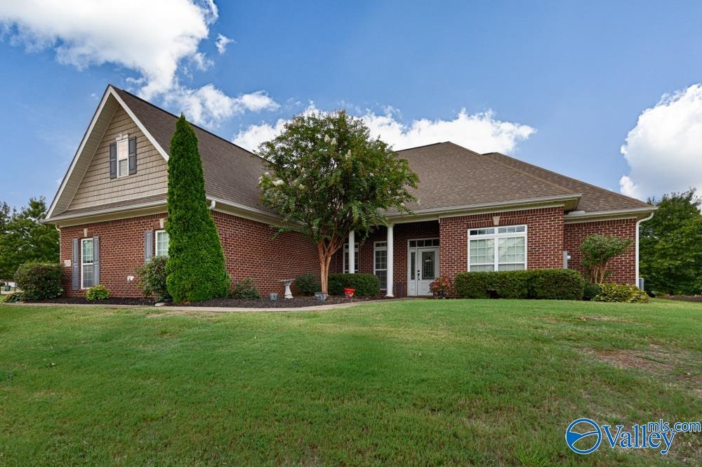 view of front facade featuring a front lawn