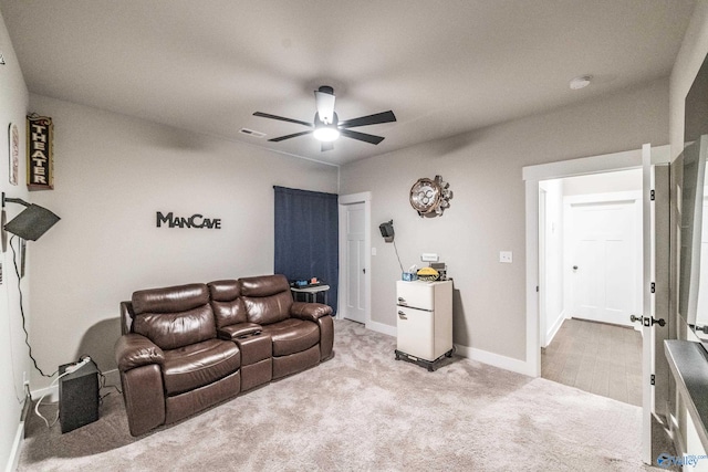 carpeted living room featuring ceiling fan