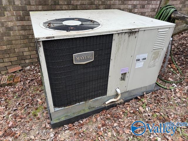 2500 Montezuma Dr, Gadsden, AL 35904 - exterior details featuring central AC