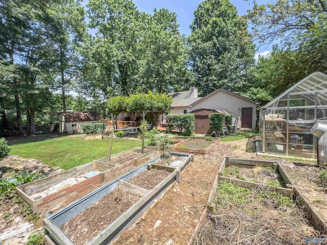 view of yard featuring a storage unit