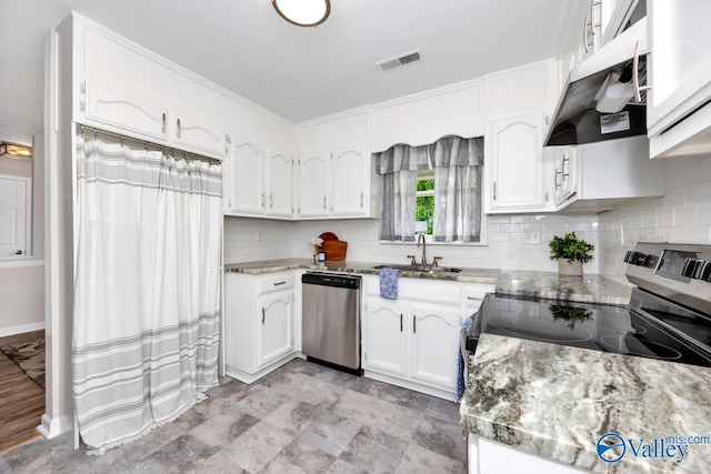 1503 Cedarwood Cir, Huntsville, AL 35803 - kitchen with appliances with stainless steel finishes, a sink, white cabinets, decorative backsplash, and under cabinet range hood