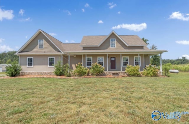view of front of property with stucco siding, a porch, and a front yard
