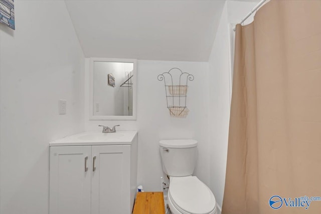 full bath with curtained shower, vanity, and toilet