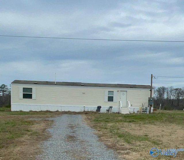 view of front of home with entry steps and driveway
