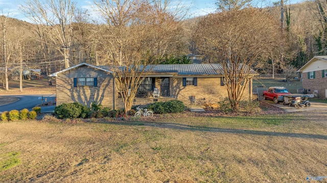 view of front of property featuring a front yard