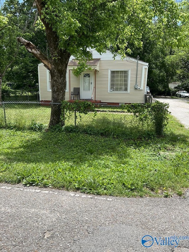 view of front facade featuring a fenced front yard