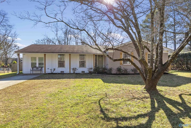 single story home featuring a front lawn