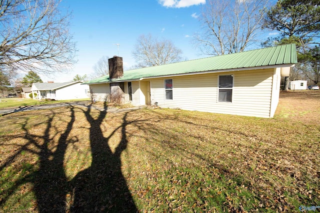 view of front of property featuring a front lawn