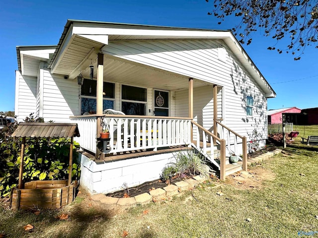 view of front facade with a porch and a front lawn