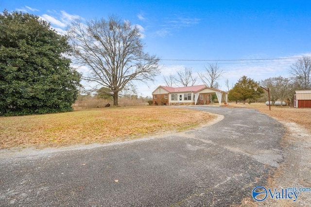 single story home with a front yard