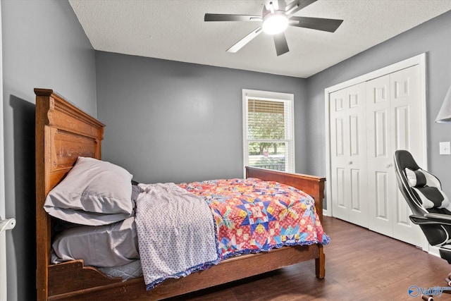 bedroom featuring a textured ceiling, hardwood / wood-style floors, ceiling fan, and a closet