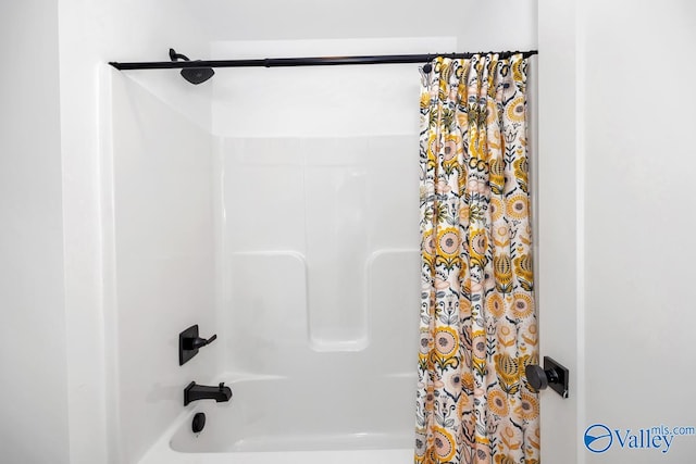 bathroom featuring shower / tub combo