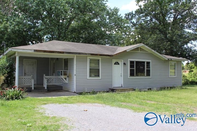 view of front facade featuring crawl space, a porch, and a front yard