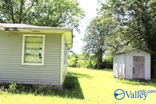 view of yard featuring a storage unit and an outdoor structure