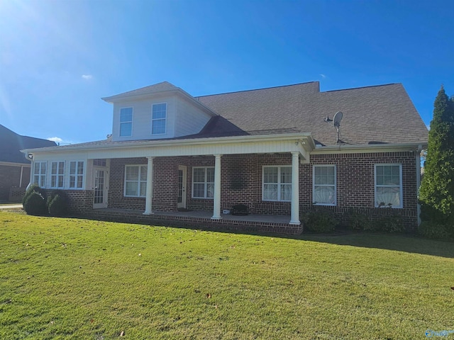 view of front of property featuring a front lawn