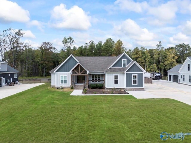 view of front facade featuring a front lawn and a porch