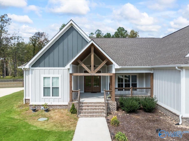 view of front facade with a front lawn and covered porch