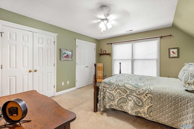 bedroom with visible vents, a textured ceiling, a ceiling fan, and carpet floors