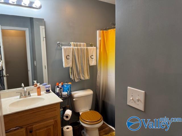 117 Simmons Cir, Fayetteville, TN 37334 - full bath with vanity, toilet, and curtained shower