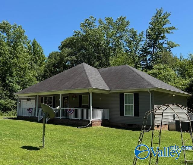 117 Simmons Cir, Fayetteville, TN 37334 - view of front facade featuring a porch, crawl space, a front lawn, and a garage