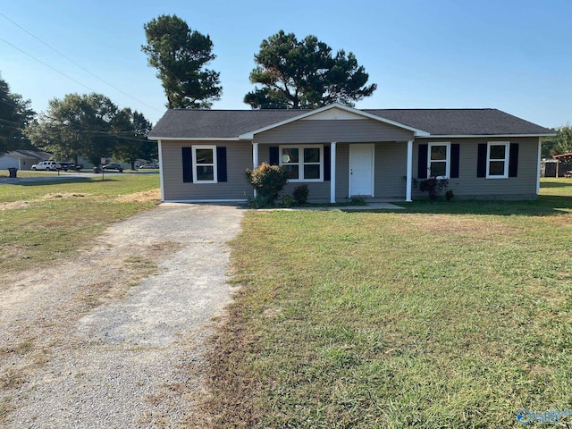 view of front of property featuring a front lawn