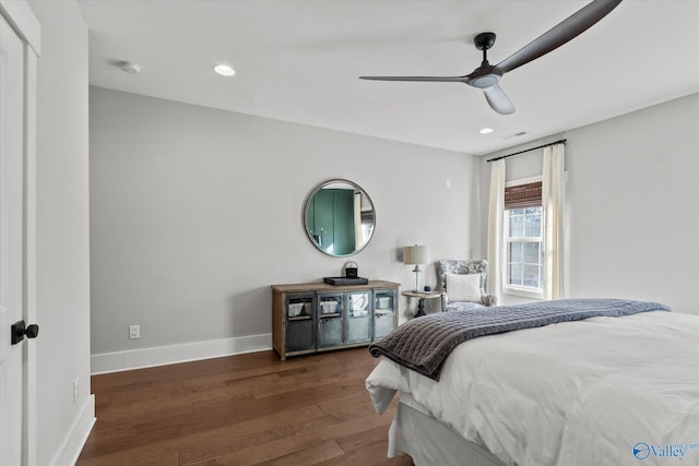 bedroom with dark wood-style floors, recessed lighting, ceiling fan, and baseboards