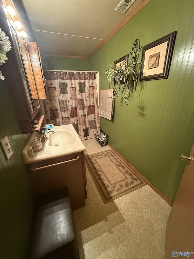 bathroom featuring a shower with shower curtain, ornamental molding, vanity, and vaulted ceiling