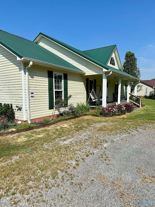 view of front of home featuring a porch and a front yard