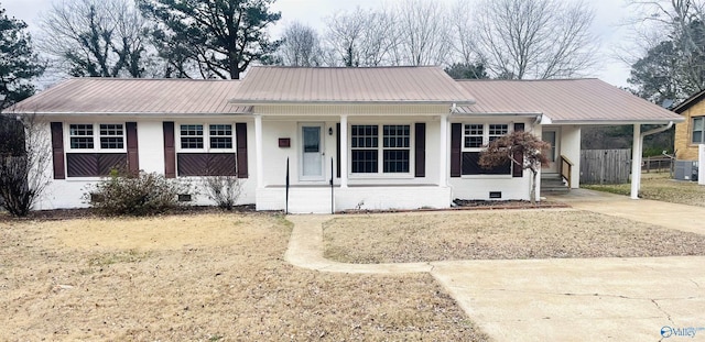 view of front of home featuring a porch and a front lawn