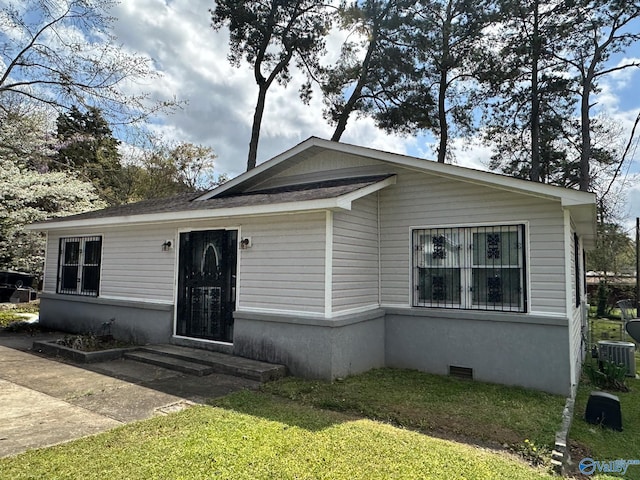 724 Brookside Dr, Gadsden, AL 35901 - view of front facade featuring central air condition unit, crawl space, and a front lawn