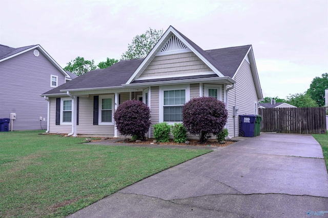 view of front facade with a front lawn and fence