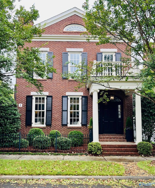 view of front facade featuring a balcony