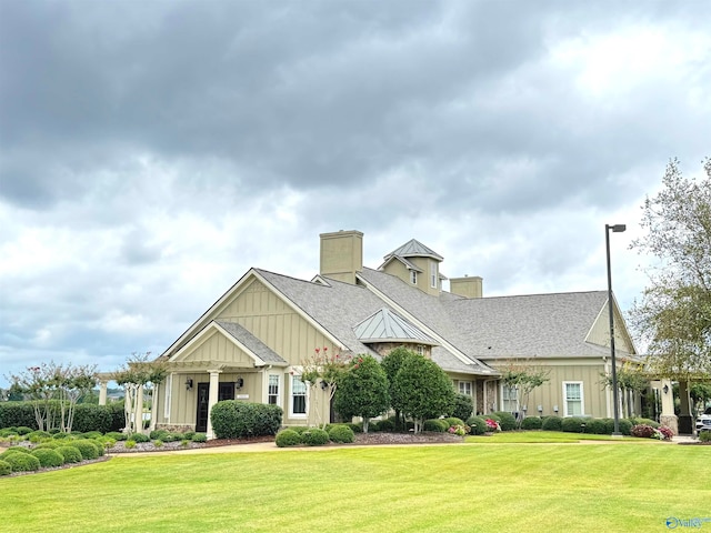 view of front facade featuring a front yard