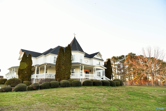 view of front of house with a front lawn and covered porch