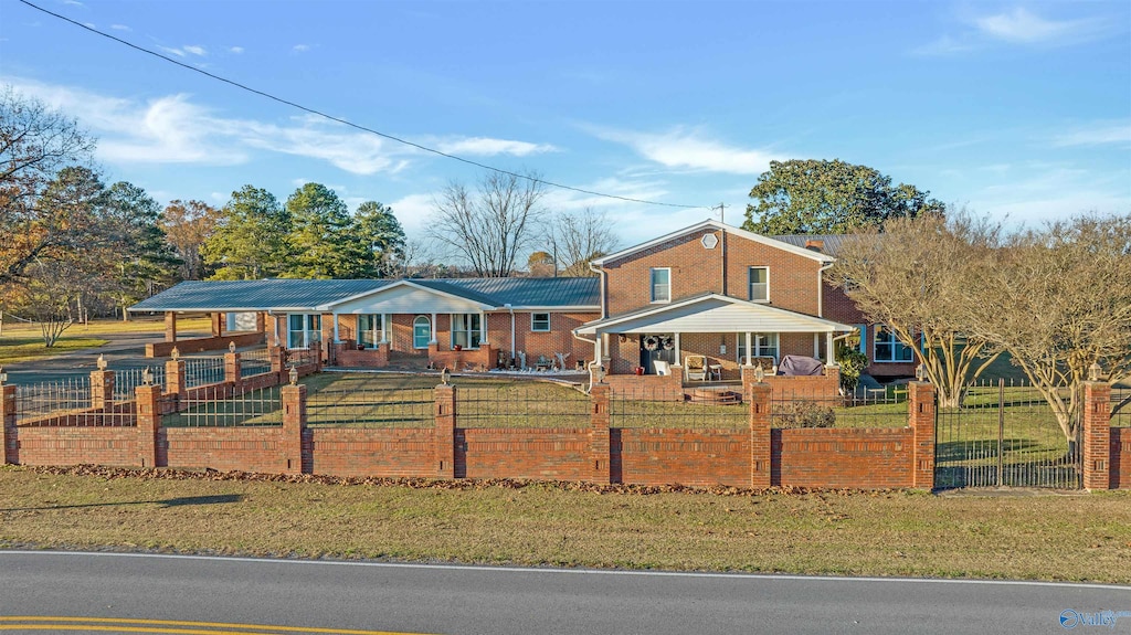 view of front of home featuring a front lawn