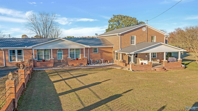 view of front of property featuring outdoor lounge area and a front lawn